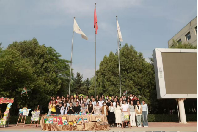 以美育心 向美而行 ——教育系2023级学前教育专业手工作品展在校园中心连廊精彩呈现